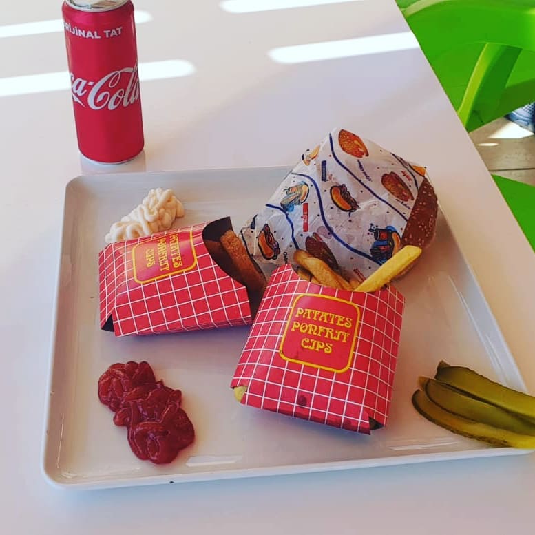 Hamburger ve çıtır patates
